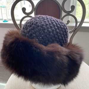 BROWN/WINE KNIT CAP WITH FULL ALASKAN MINK TRIM